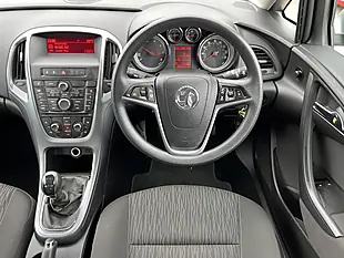 Used 2016 Vauxhall Astra Design Sovereign Silver Met - Interior and Exterior details 11