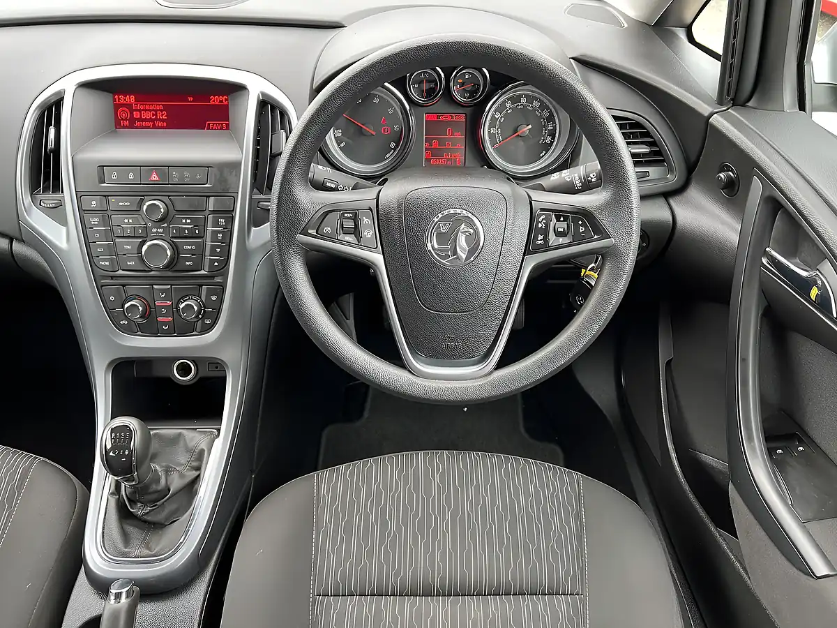 Used 2016 Vauxhall Astra Design Sovereign Silver Met - Interior and Exterior details 11