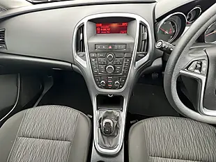 Used 2016 Vauxhall Astra Design Sovereign Silver Met - Interior and Exterior details 12