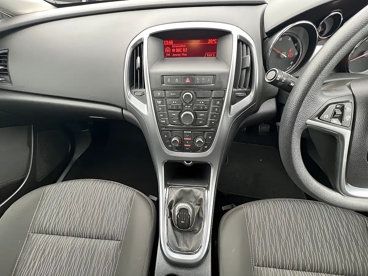 Used 2016 Vauxhall Astra Design Sovereign Silver Met - Interior and Exterior details 12