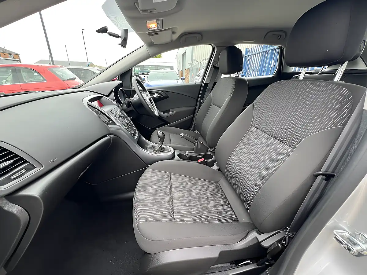 Used 2016 Vauxhall Astra Design Sovereign Silver Met - Interior and Exterior details 13