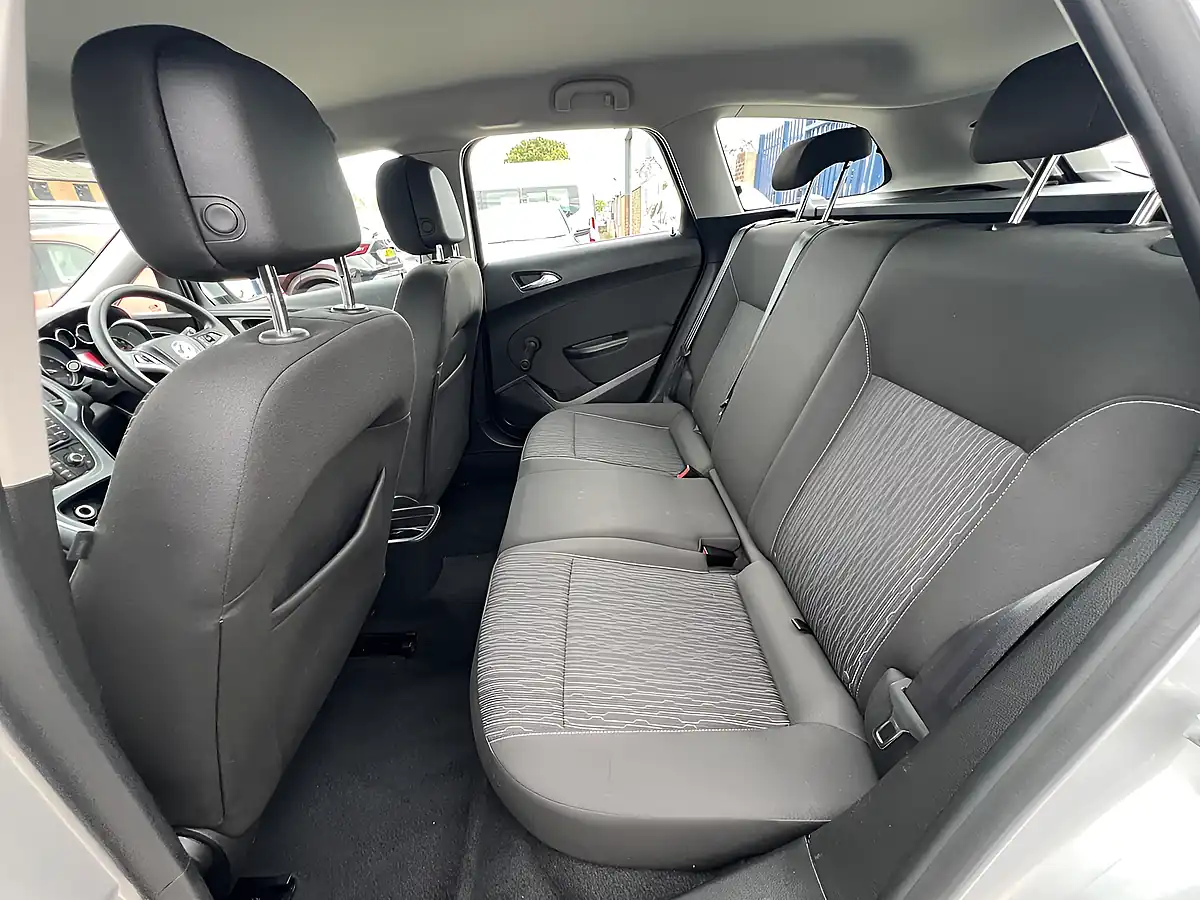 Used 2016 Vauxhall Astra Design Sovereign Silver Met - Interior and Exterior details 14