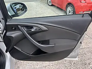 Used 2016 Vauxhall Astra Design Sovereign Silver Met - Interior and Exterior details 15