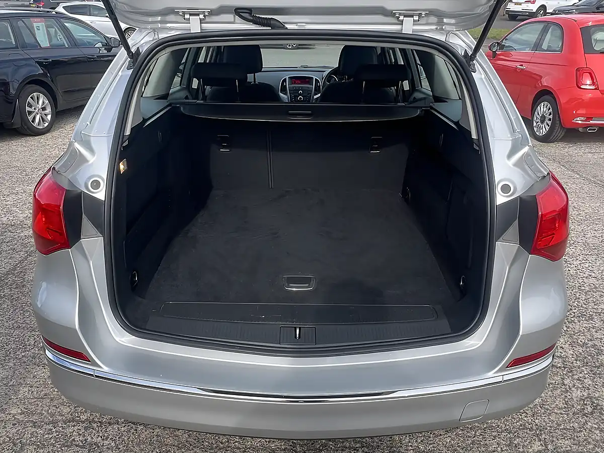 Used 2016 Vauxhall Astra Design Sovereign Silver Met - Interior and Exterior details 16