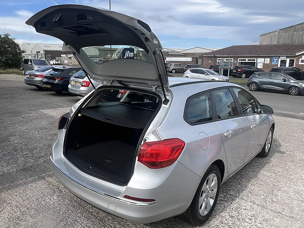 Used 2016 Vauxhall Astra Design Sovereign Silver Met - Interior and Exterior details 17