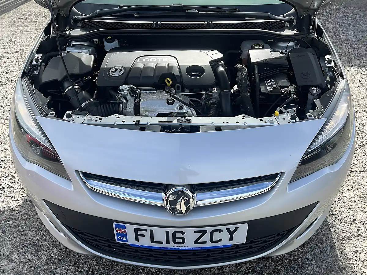 Used 2016 Vauxhall Astra Design Sovereign Silver Met - Interior and Exterior details 18
