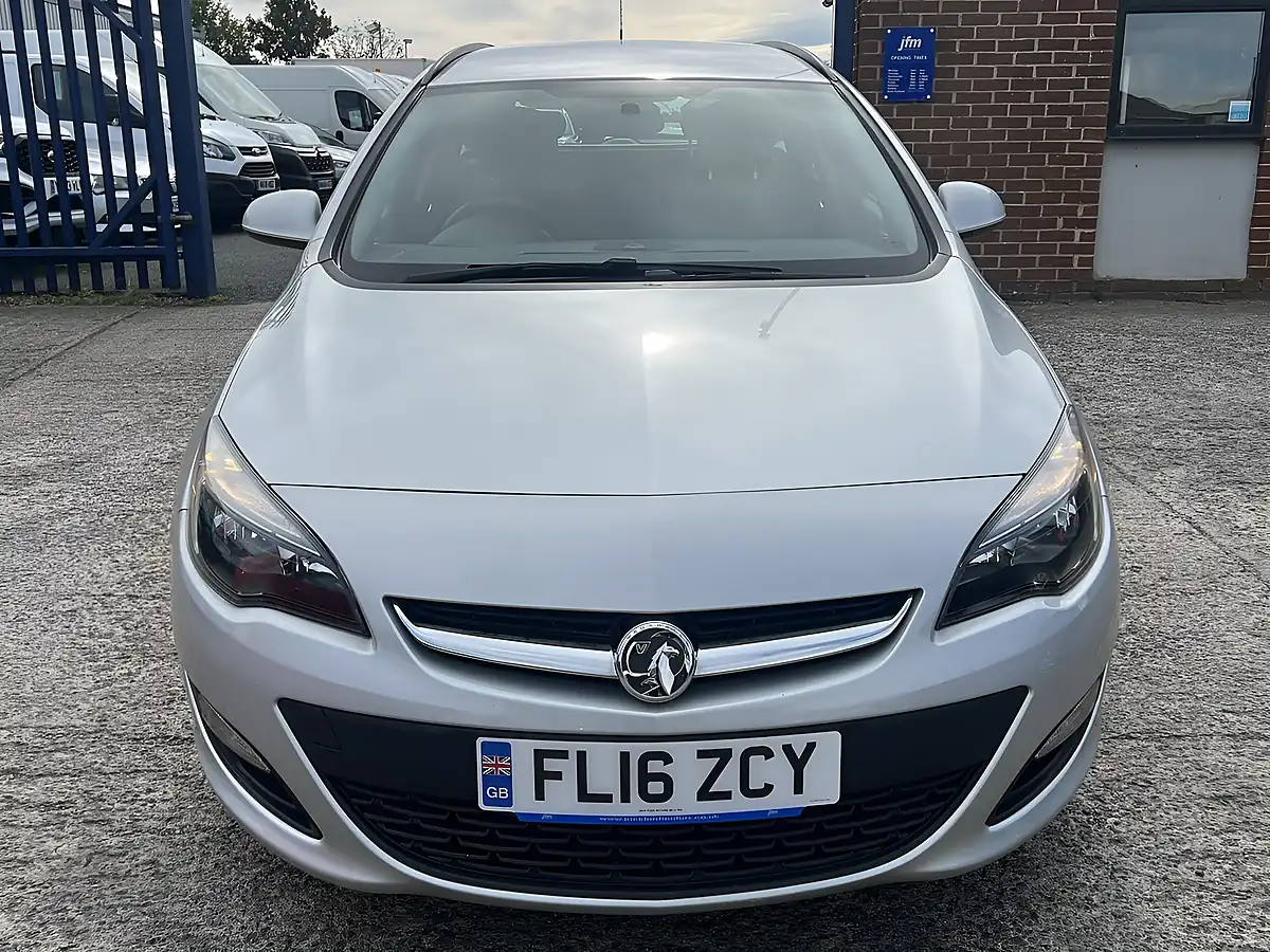 Used 2016 Vauxhall Astra Design Sovereign Silver Met - Interior and Exterior details 19
