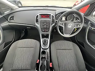 Used 2016 Vauxhall Astra Design Sovereign Silver Met - Interior and Exterior details 2