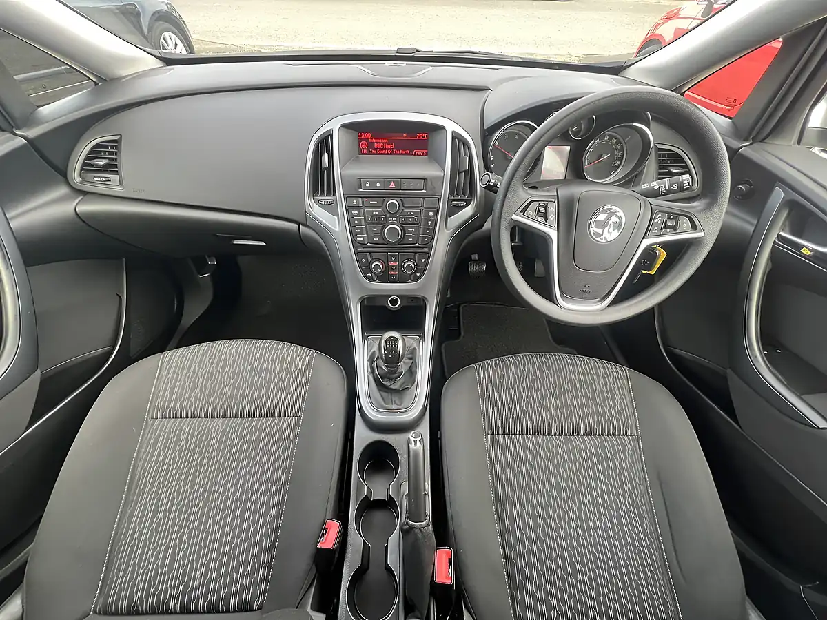 Used 2016 Vauxhall Astra Design Sovereign Silver Met - Interior and Exterior details 2