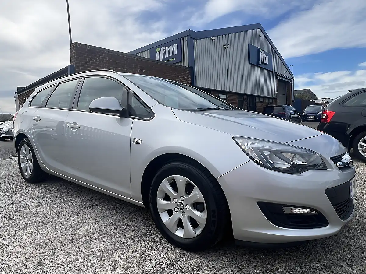 Used 2016 Vauxhall Astra Design Sovereign Silver Met - Interior and Exterior details 20