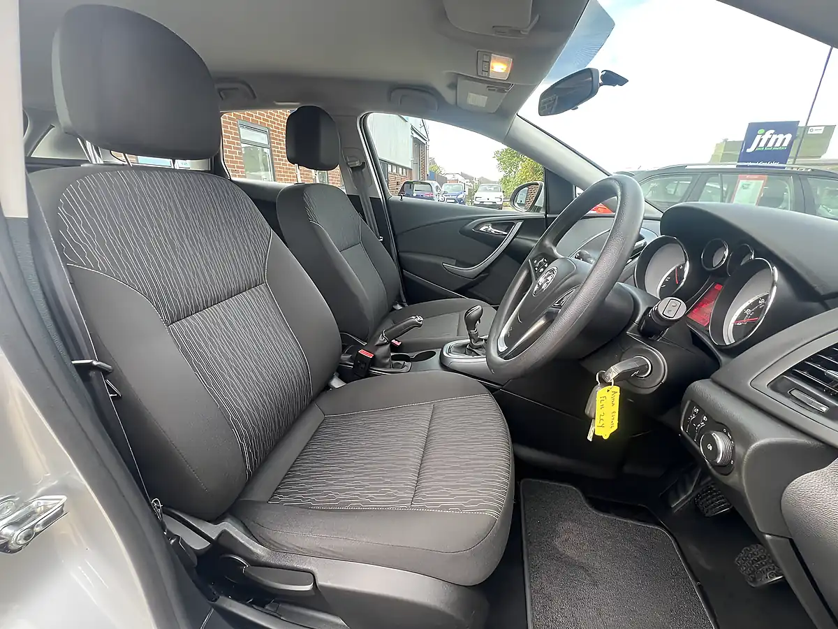 Used 2016 Vauxhall Astra Design Sovereign Silver Met - Interior and Exterior details 3