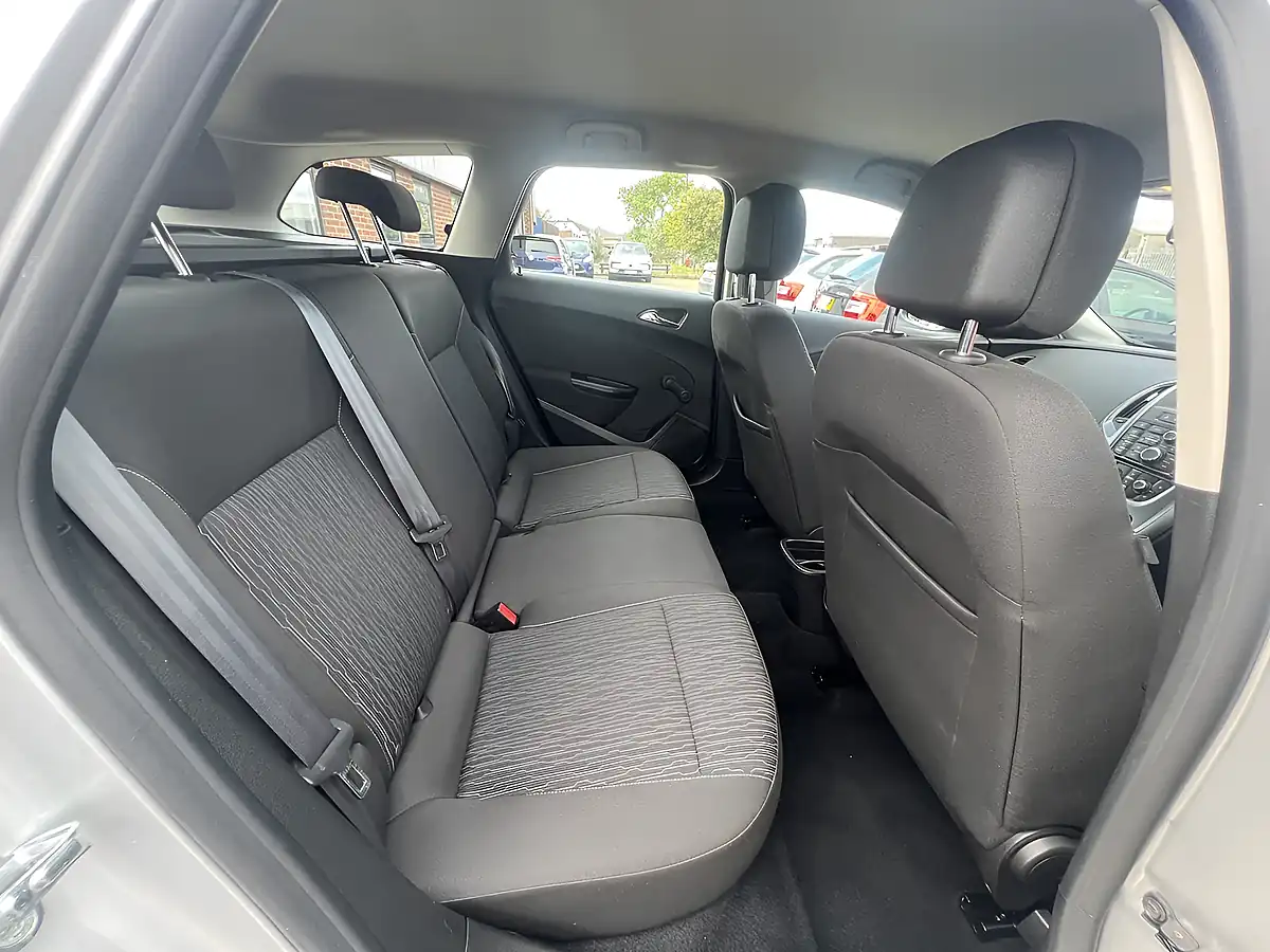 Used 2016 Vauxhall Astra Design Sovereign Silver Met - Interior and Exterior details 4