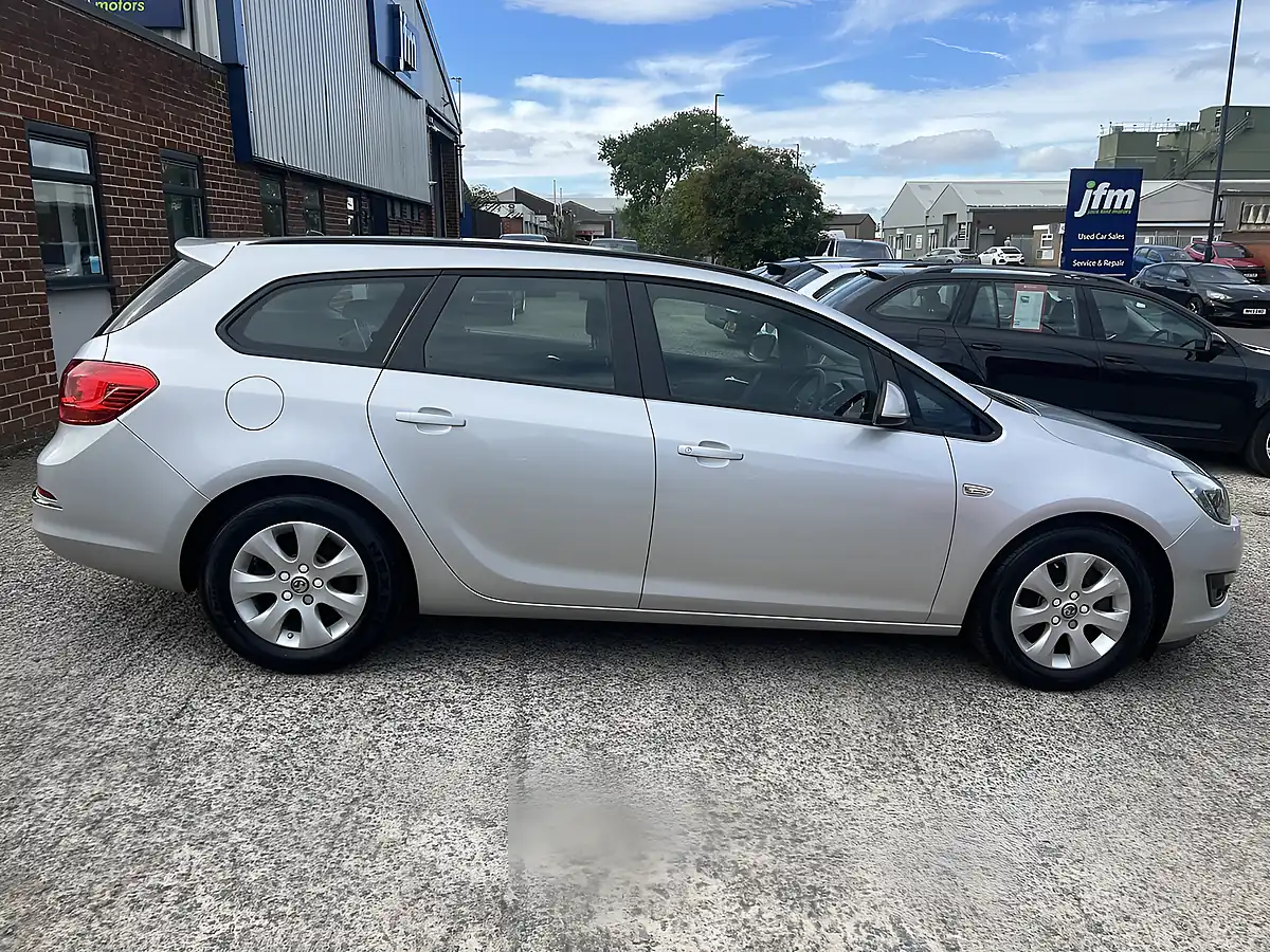 Used 2016 Vauxhall Astra Design Sovereign Silver Met - Interior and Exterior details 5