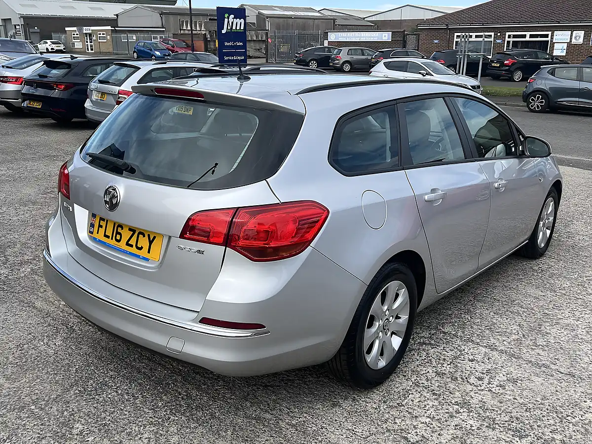 Used 2016 Vauxhall Astra Design Sovereign Silver Met - Interior and Exterior details 6