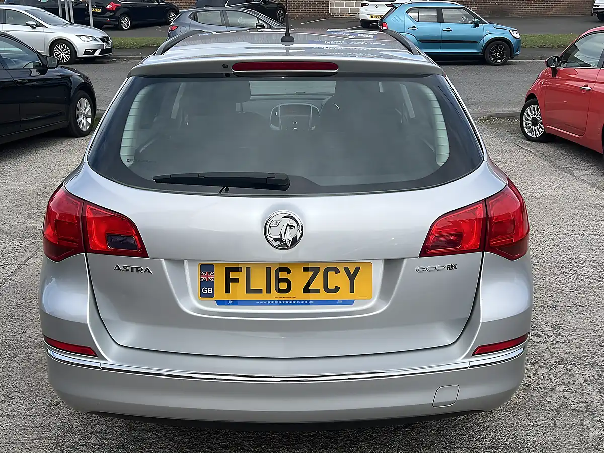 Used 2016 Vauxhall Astra Design Sovereign Silver Met - Interior and Exterior details 7