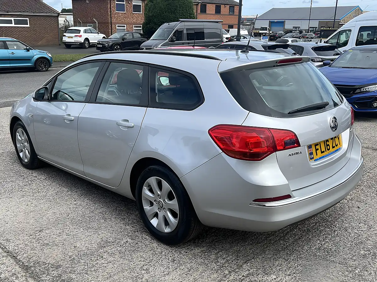 Used 2016 Vauxhall Astra Design Sovereign Silver Met - Interior and Exterior details 8