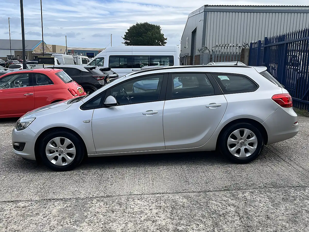 Used 2016 Vauxhall Astra Design Sovereign Silver Met - Interior and Exterior details 9