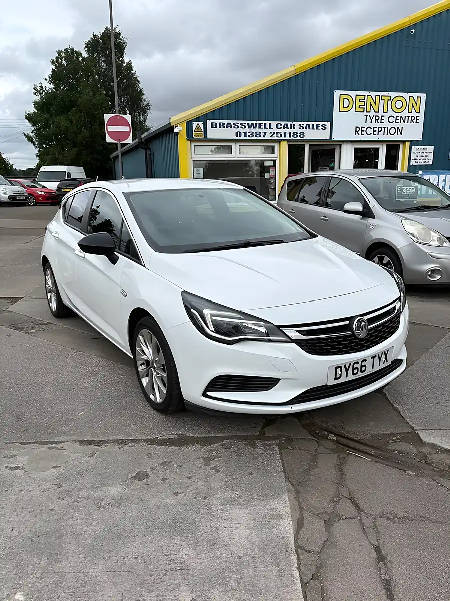 Used 2016 Vauxhall Astra Design White - Front View