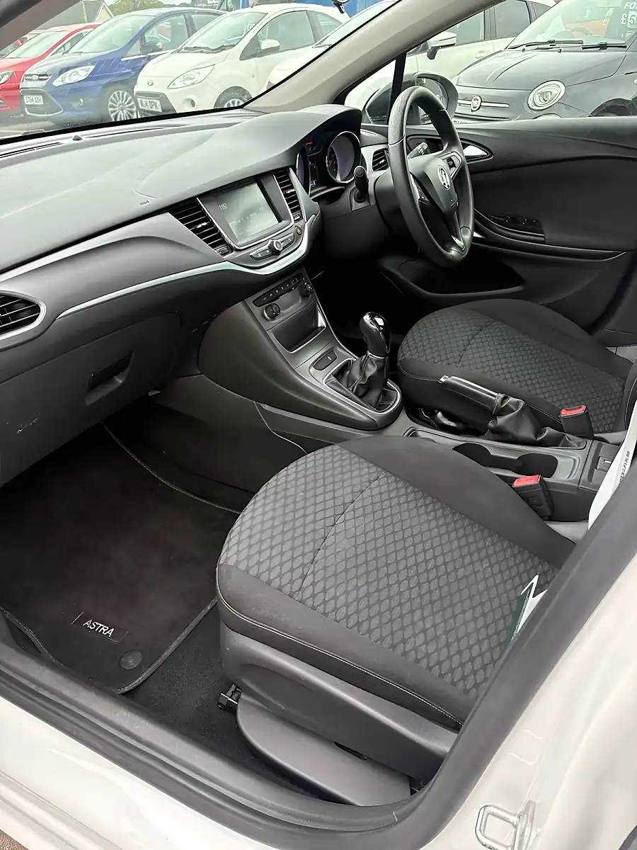 Used 2016 Vauxhall Astra Design White - Interior and Exterior details 4