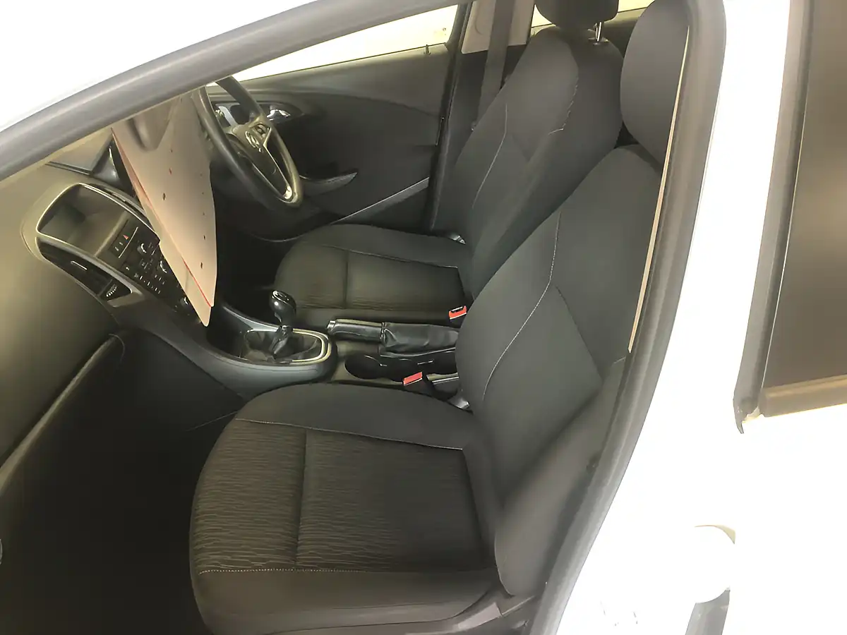 Used 2016 Vauxhall Astra Design White - Interior and Exterior details 16
