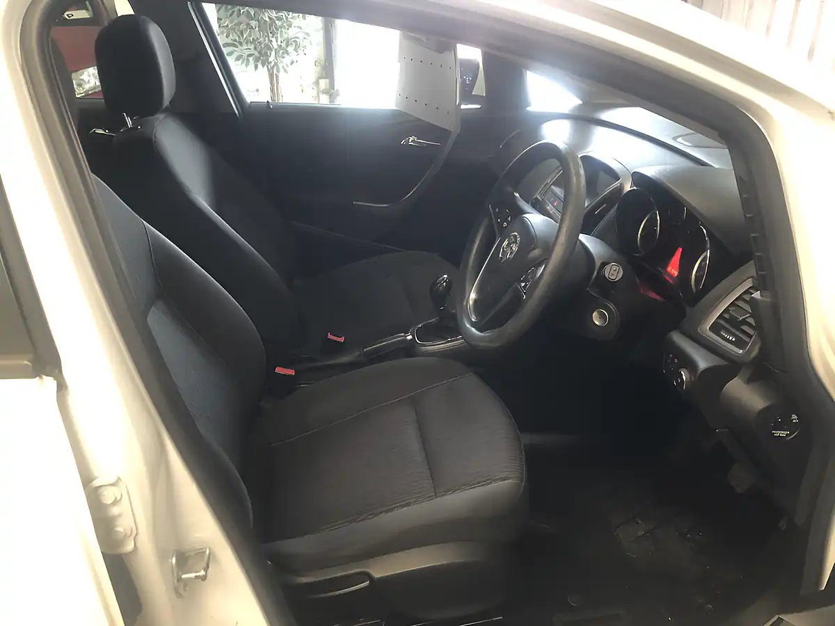 Used 2016 Vauxhall Astra Design White - Interior and Exterior details 7