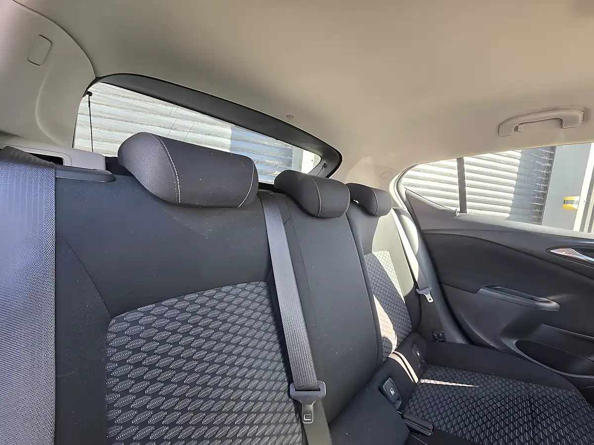 Used 2016 Vauxhall Astra Design White - Interior and Exterior details 3