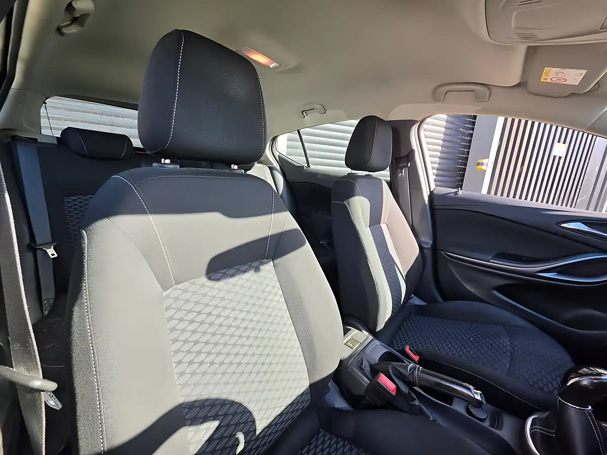 Used 2016 Vauxhall Astra Design White - Interior and Exterior details 4