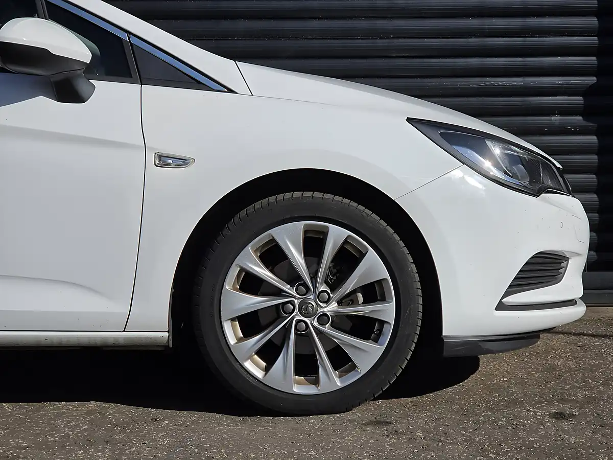 Used 2016 Vauxhall Astra Design White - Interior and Exterior details 7