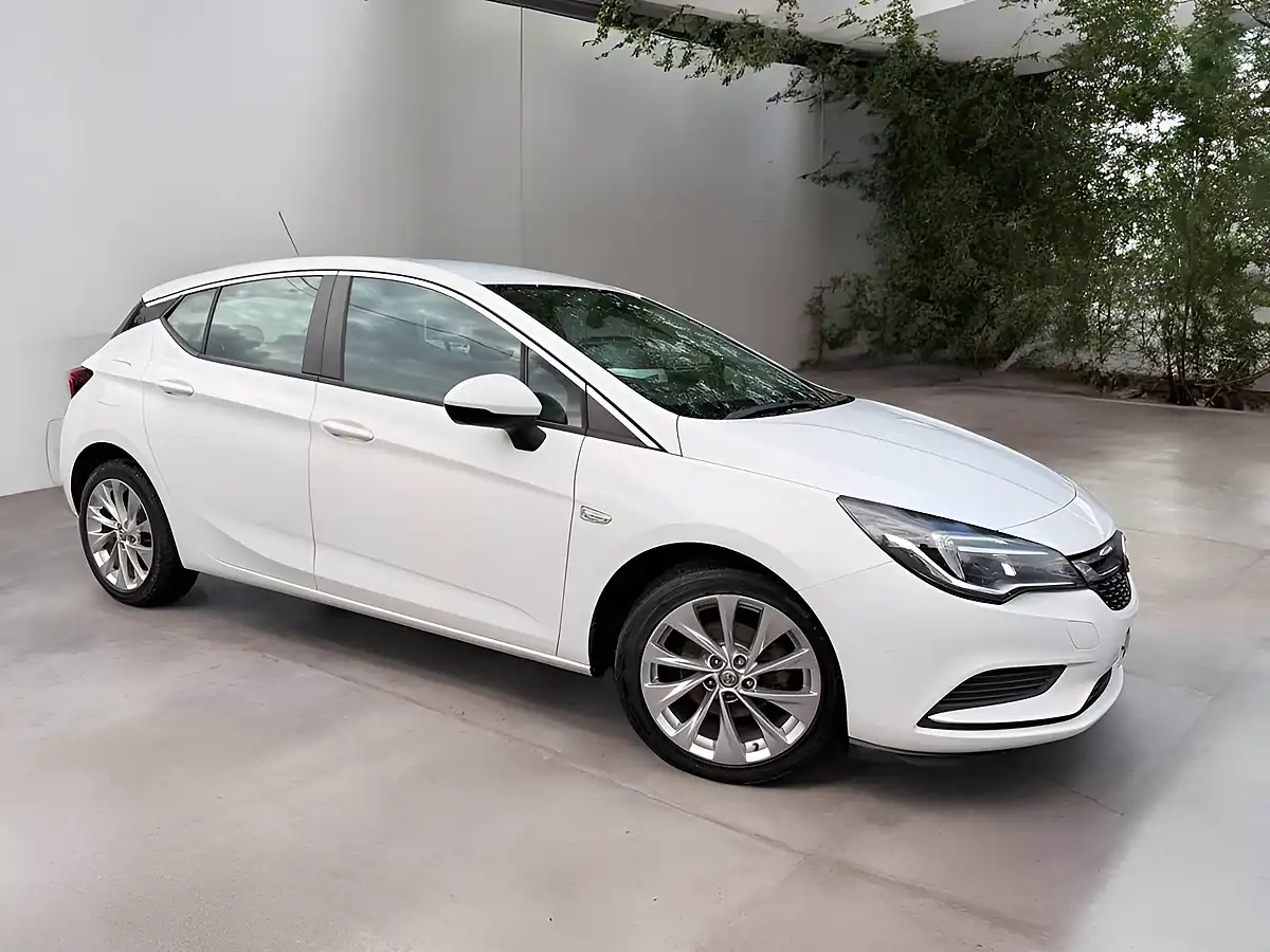 Used 2016 Vauxhall Astra Design White - Front View