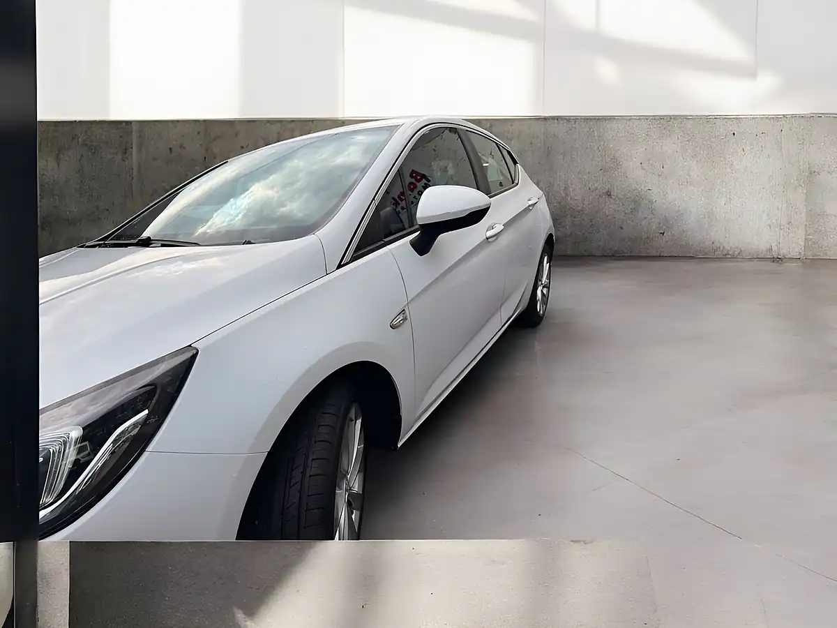Used 2016 Vauxhall Astra Design White - Interior and Exterior details 11