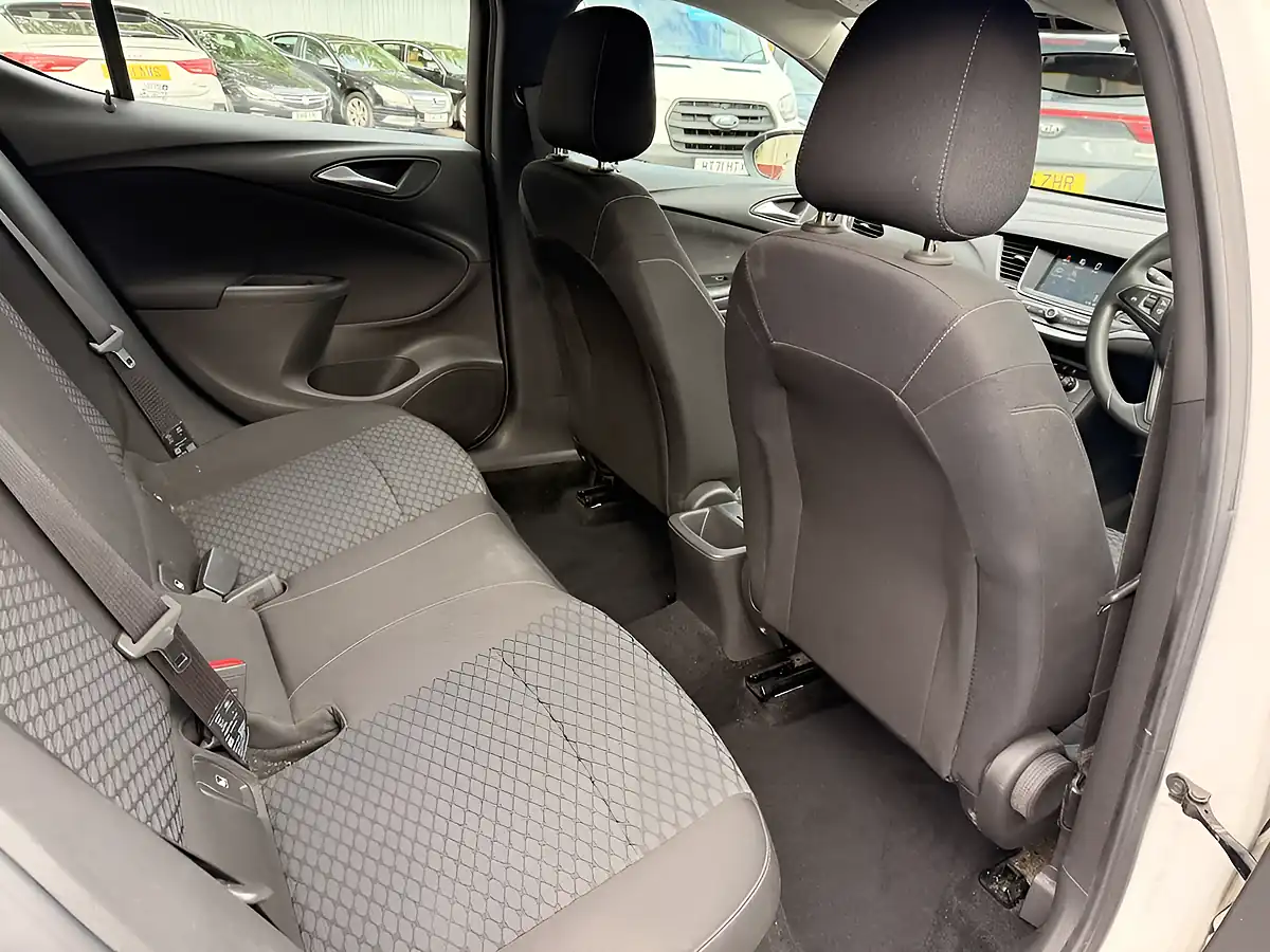 Used 2016 Vauxhall Astra Design White - Interior and Exterior details 17