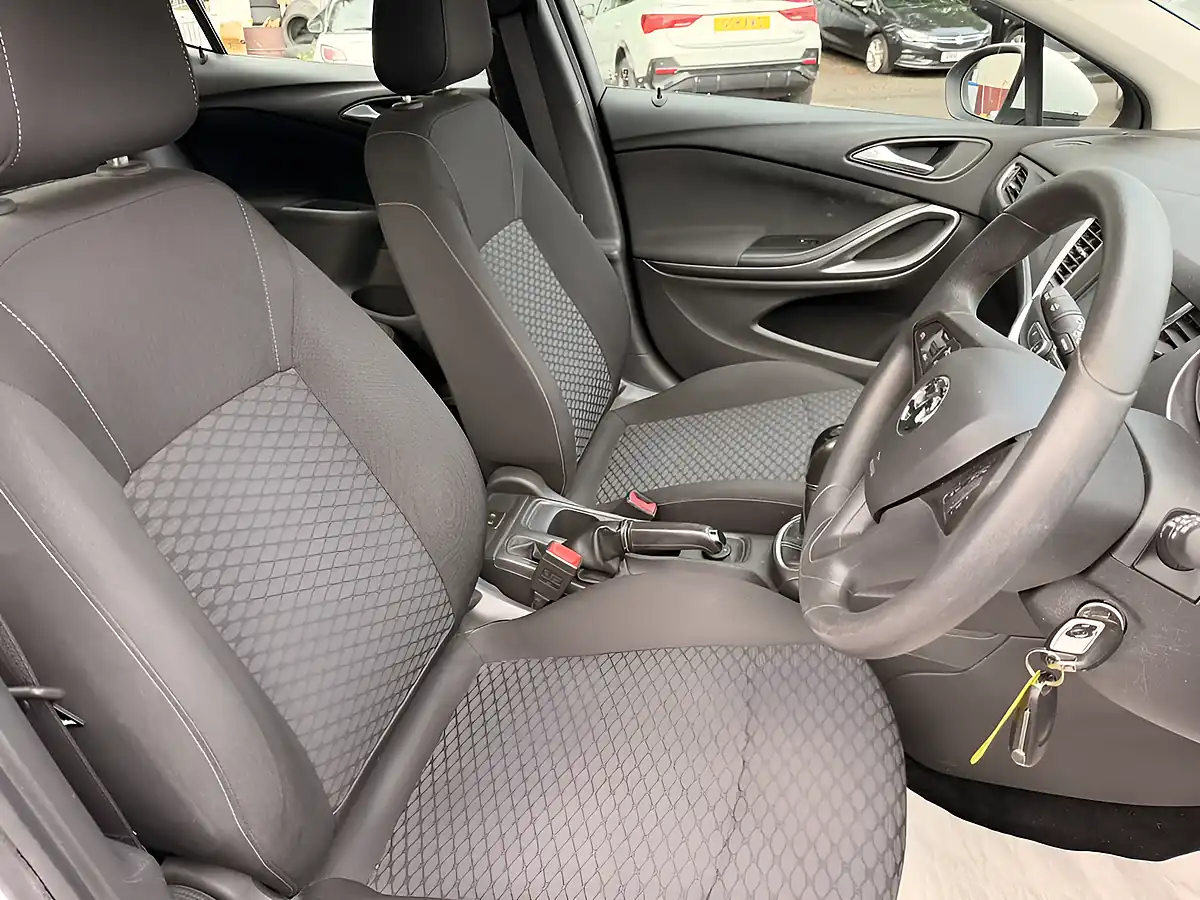 Used 2016 Vauxhall Astra Design White - Interior and Exterior details 19