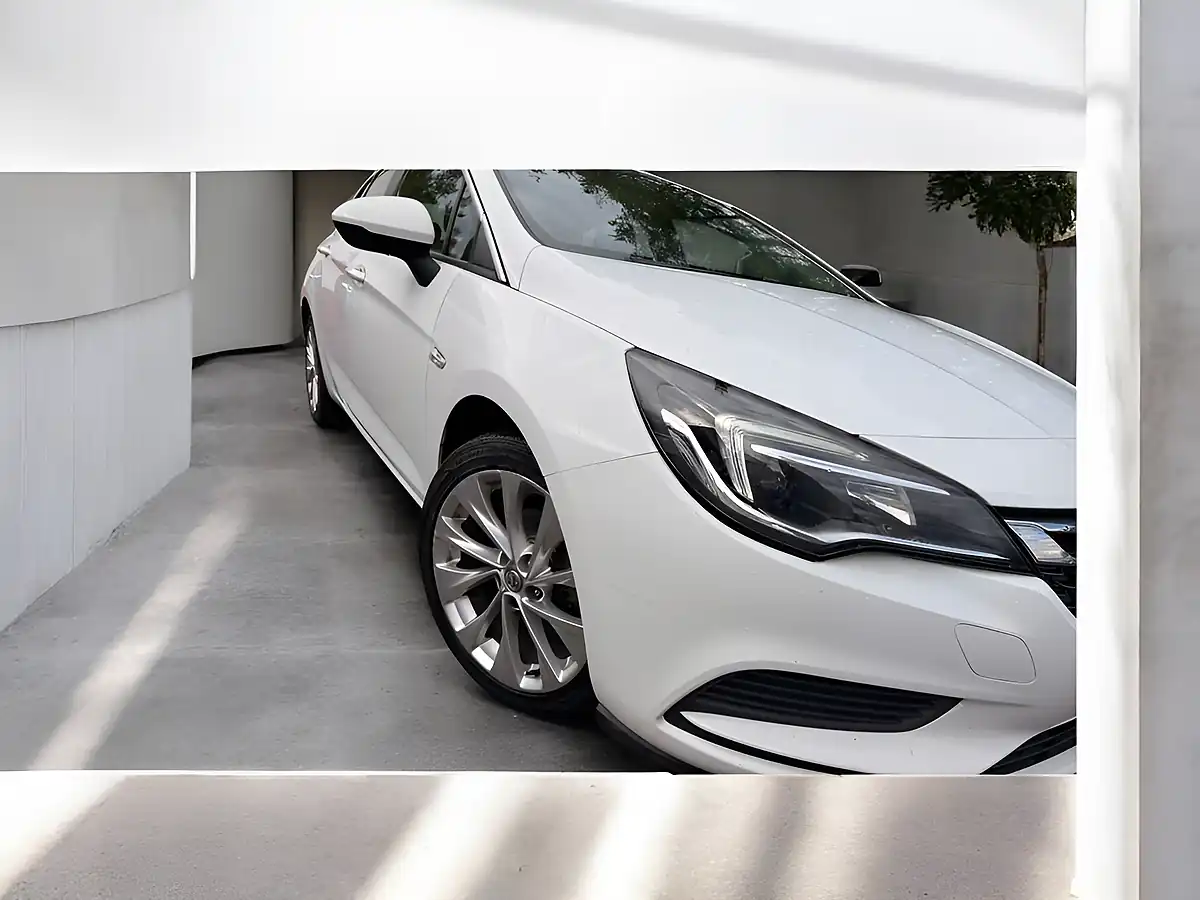 Used 2016 Vauxhall Astra Design White - Interior and Exterior details 9