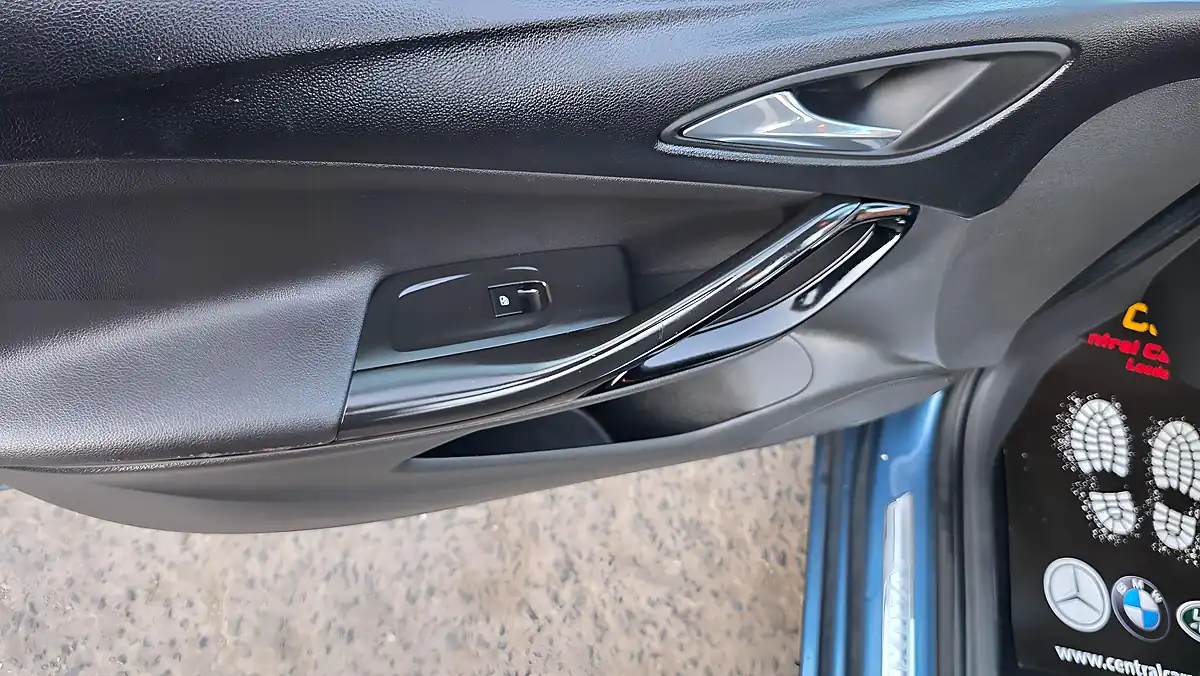 Used 2016 Vauxhall Astra Elite Blue - Interior and Exterior details 15