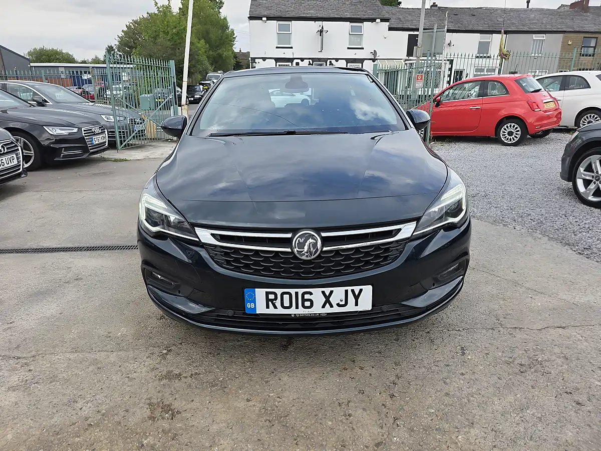 Used 2016 Vauxhall Astra Elite Green - Front View