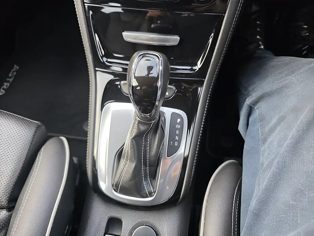 Used 2016 Vauxhall Astra Elite Green - Interior and Exterior details 13