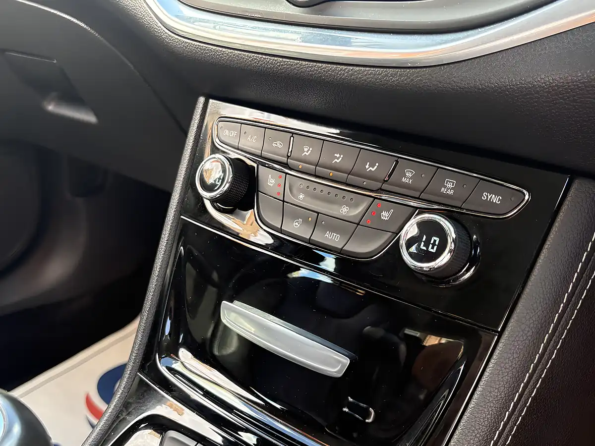 Used 2016 Vauxhall Astra Elite Silver - Interior and Exterior details 12
