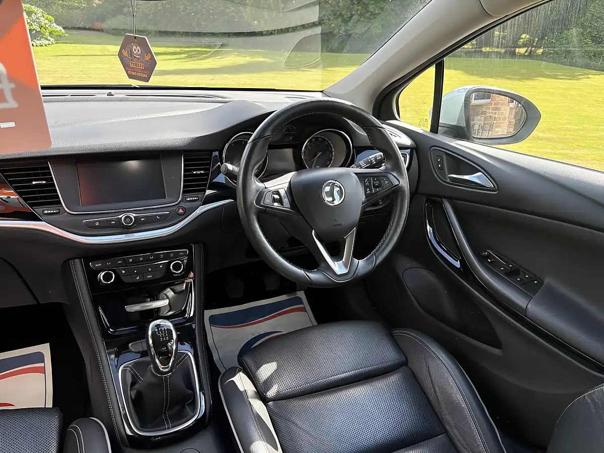 Used 2016 Vauxhall Astra Elite Silver - Interior and Exterior details 14