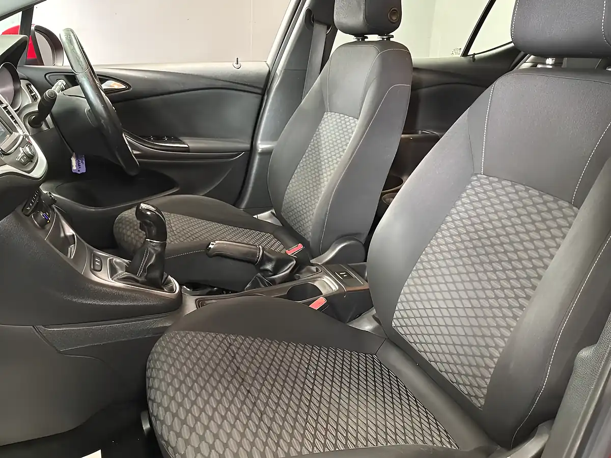 Used 2016 Vauxhall Astra Energy Red - Interior and Exterior details 4