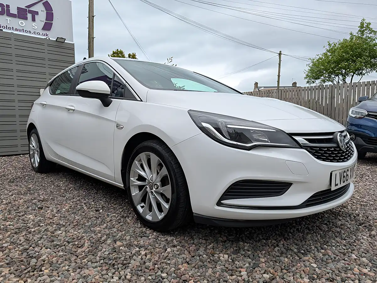 Used 2016 Vauxhall Astra Energy White - Front View