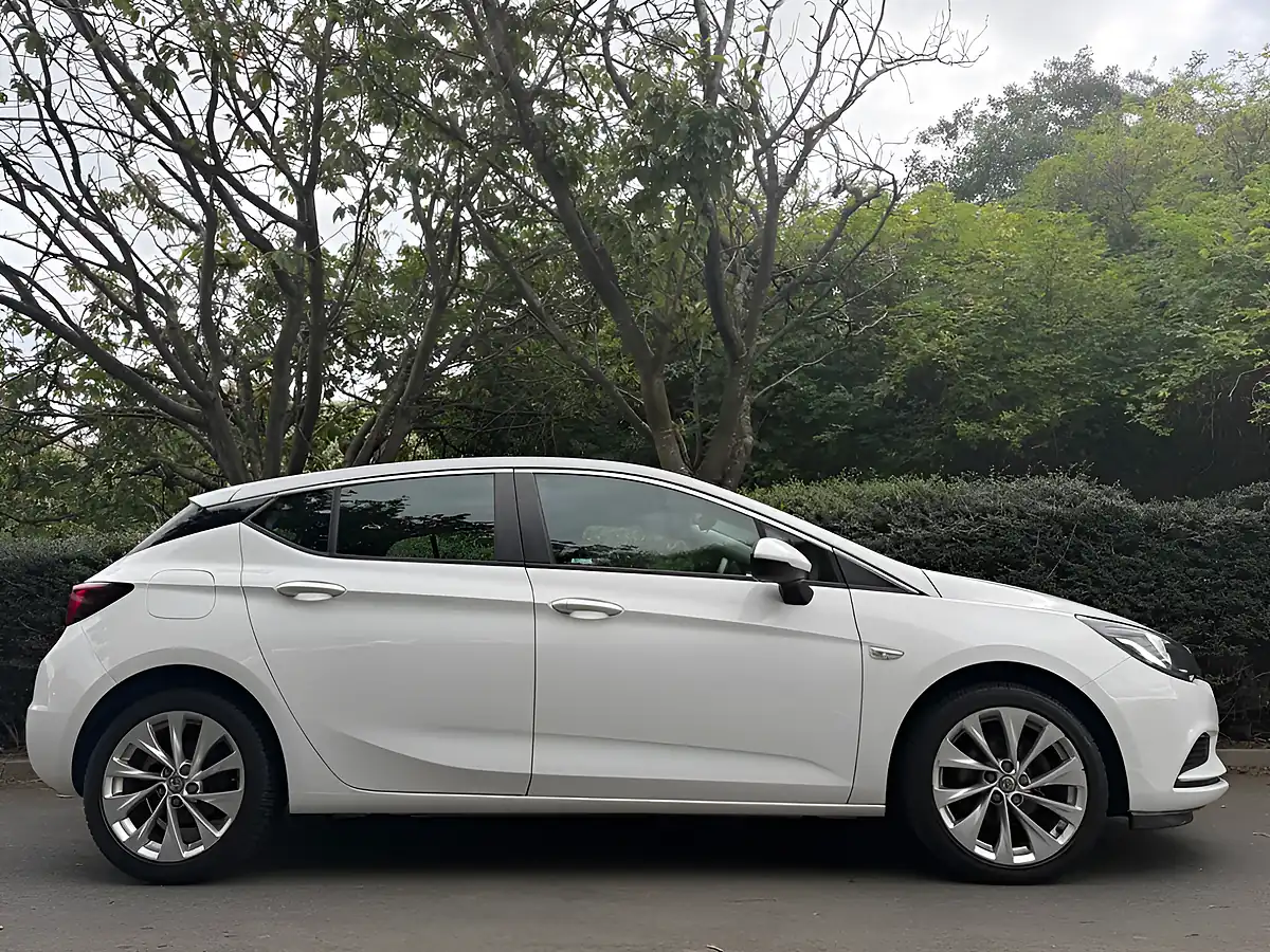 Used 2016 Vauxhall Astra Energy White - Interior and Exterior details 6