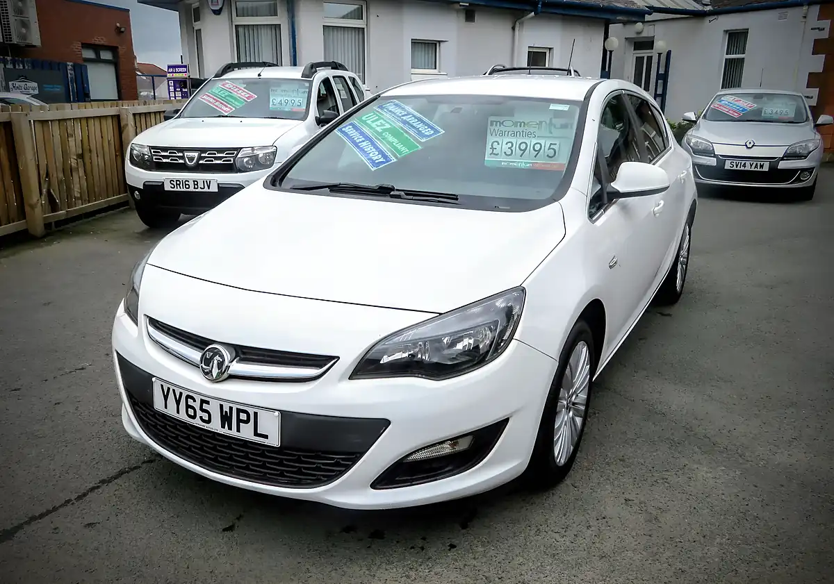 Used 2016 Vauxhall Astra Excite White - Front View