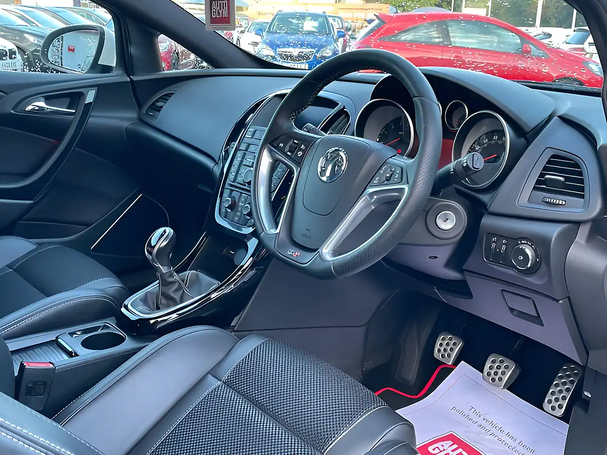 Used 2016 Vauxhall Astra Gtc Vxr White - Interior and Exterior details 11