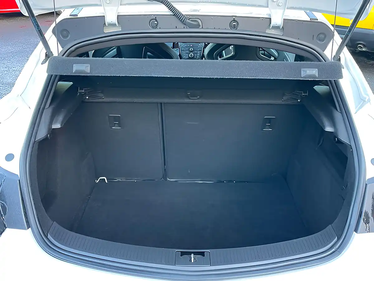 Used 2016 Vauxhall Astra Gtc Vxr White - Interior and Exterior details 14