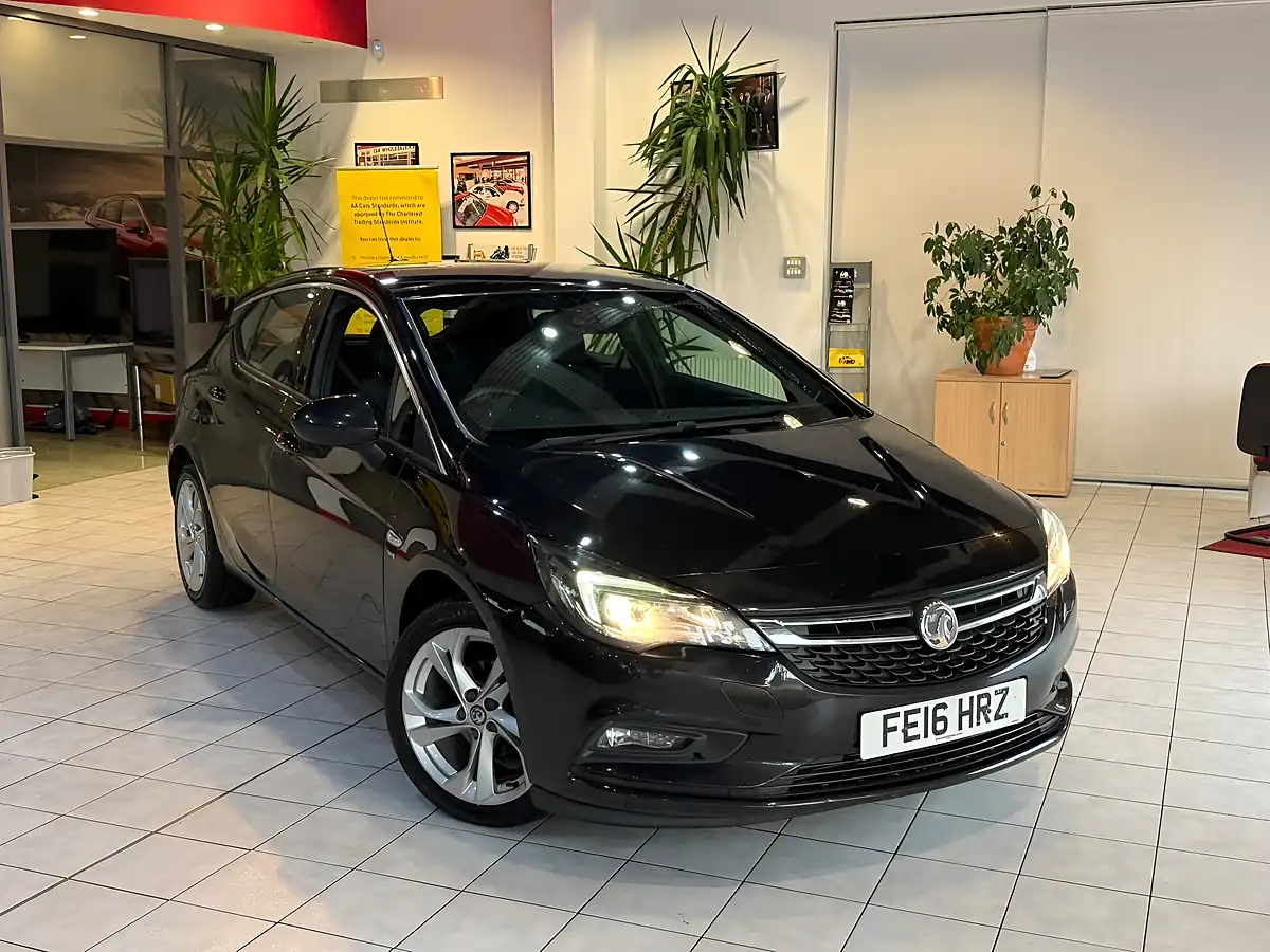 Used 2016 Vauxhall Astra Sri Black - Front View