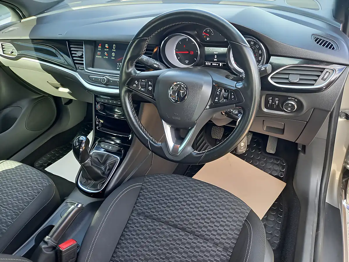 Used 2016 Vauxhall Astra Sri Grey - Interior and Exterior details 14