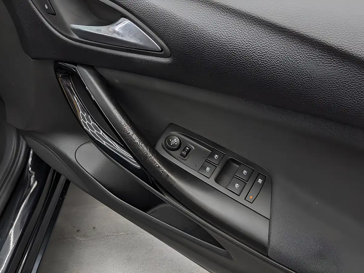 Used 2016 Vauxhall Astra Sri Nav Mineral Black - Interior and Exterior details 10