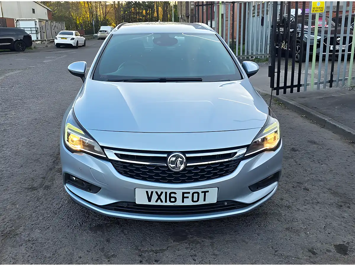 Used 2016 Vauxhall Astra Sri Nav Silver - Front View