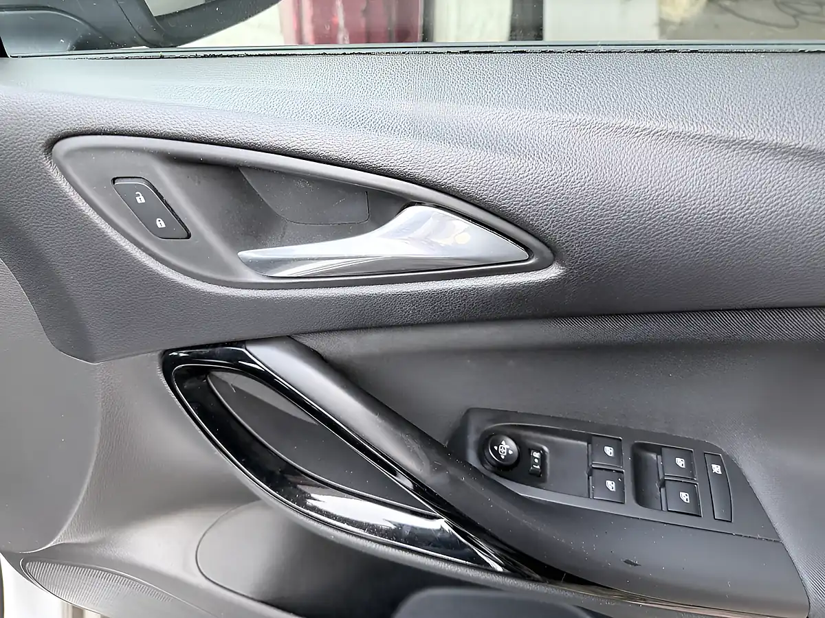 Used 2016 Vauxhall Astra Sri Nav Silver - Interior and Exterior details 13