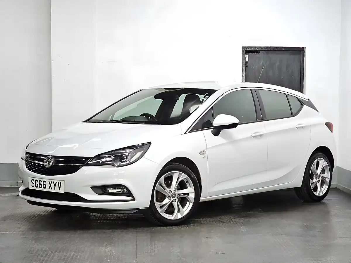 Used 2016 Vauxhall Astra Sri Olympic White - Front View